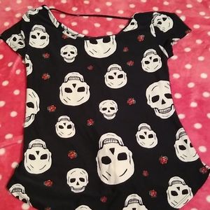 Soft Black, white, red skull shirt